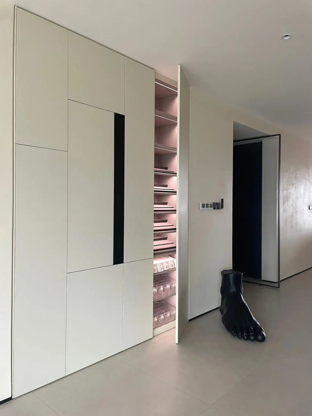 Kabinet Sepatu Lacquer Putih Bergaya: Desain Ramping Dengan Sentuhan - Pintu Diaktifkan untuk Rumah Modern
