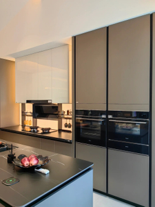 Nh&agrave; bếp kh&ocirc;ng gian mở phong c&aacute;ch hiện đại với tủ hai t&ocirc;ng m&agrave;u đẹp mắt