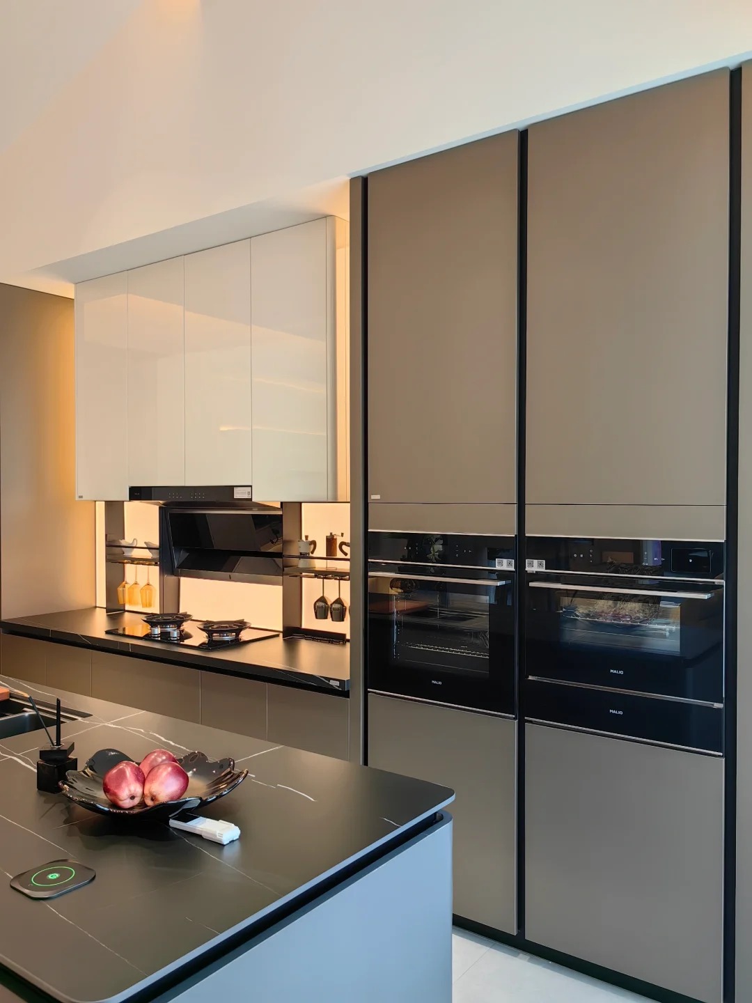 Modern - Gaya Terbuka - Rencana Dapur Dengan Kabinet Tonal, Dua - Nada