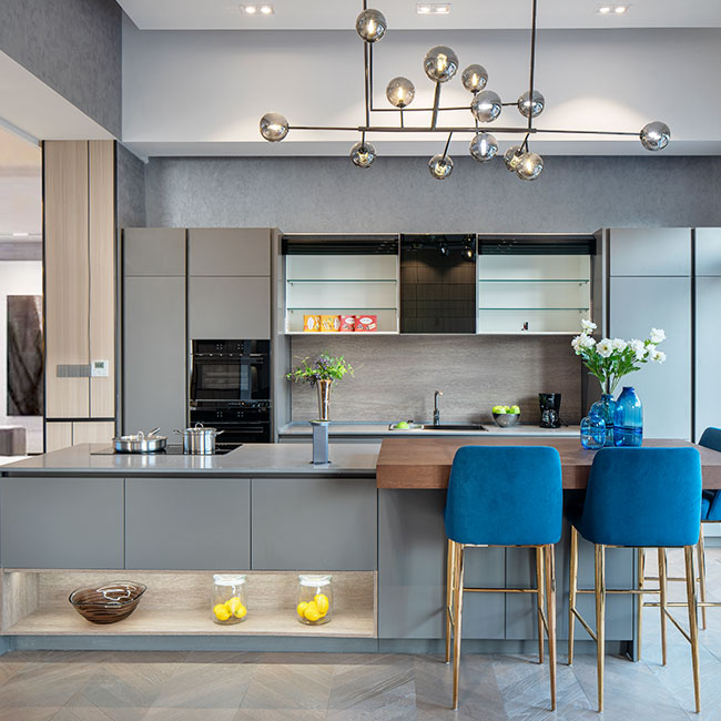 Kabinet Dapur Lacquer Matt Grey Moden dengan Pintu Pengatup Kaca dan Kabinet Pulau Masak / Reka Bentuk Kabinet Dapur Mewah Kabinet Dapur Pengatup Bergulir Kabinet Dapur Jenis Vintaj