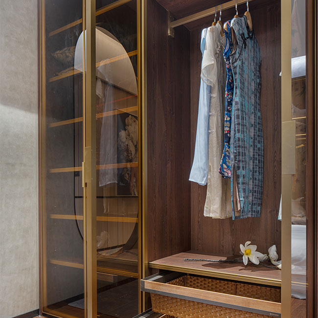 Ensemble complet de placard de chambre &agrave; coucher personnalis&eacute;, armoire en bois laqu&eacute; bleu fonc&eacute;, armoire ouverte en forme de U avec tiroirs