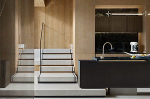 ခေတ်သစ်စတိုင်ရှိ Sideboard သည် minimalist အလင်းရောင်ဖြင့်တပ်ဆင်ထားသည်