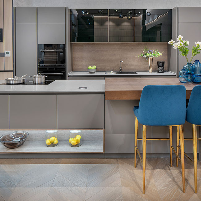 Kabinet Dapur Lacquer Matt Grey Moden dengan Pintu Pengatup Kaca dan Kabinet Pulau Masak / Reka Bentuk Kabinet Dapur Mewah Kabinet Dapur Pengatup Bergulir Kabinet Dapur Jenis Vintaj