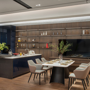 Kabinet Modern untuk Dapur Terbuka dengan Pintu Pernis Mengkilap Tinggi Biru Tua dan Rak Laminasi Butir Kayu