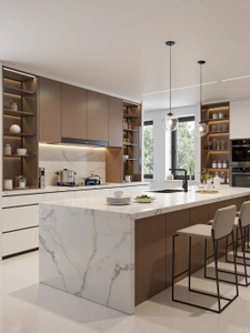 Lemari Dapur Terbuka Bergaya dengan desain kayu dan marmer yang ramping, menawarkan penyimpanan praktis dan ruang yang lebih luas untuk kehidupan modern