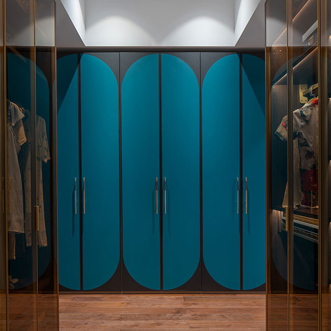 Ensemble complet de placard de chambre &agrave; coucher personnalis&eacute;, armoire en bois laqu&eacute; bleu fonc&eacute;, armoire ouverte en forme de U avec tiroirs