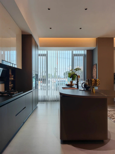 Modern - Style Open - Plan keuken met strakke, donkere - gestinte kasten