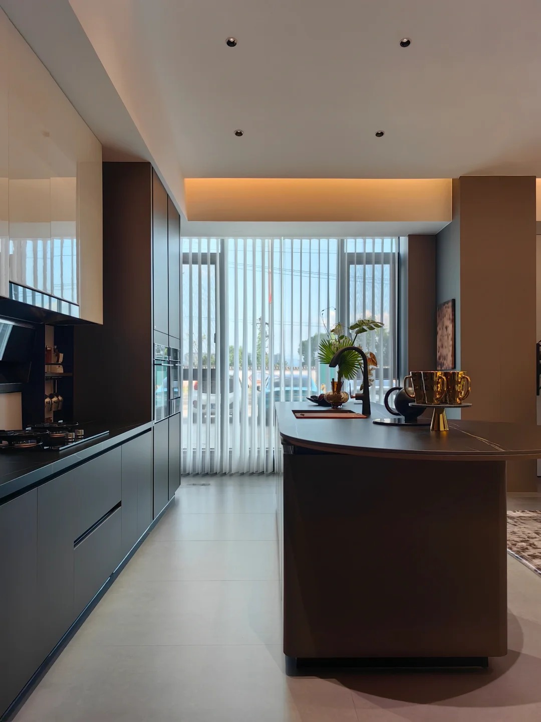 Modern - Stil offen - Planen Sie Küche mit eleganten, dunklen - getönten Schränken