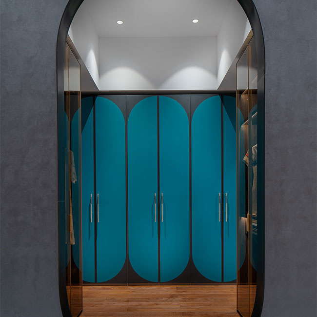 Ensemble complet de placard de chambre &agrave; coucher personnalis&eacute;, armoire en bois laqu&eacute; bleu fonc&eacute;, armoire ouverte en forme de U avec tiroirs