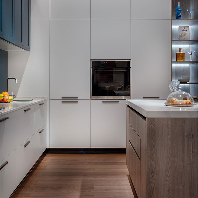 Vysoce kvalitn&iacute; matn&aacute; modr&aacute; kuchyňsk&aacute; skř&iacute;ň Modern&iacute; styl B&iacute;l&yacute; lak Kuchyňsk&aacute; skř&iacute;ň Luxusn&iacute; dřevěn&aacute; skř&iacute;ň s otevřen&yacute;m ostrovem 