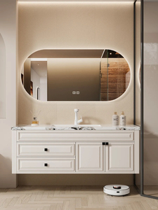 Elegante room - gekleurde badkamer -nietigheid met marmer - soos tafelblad en ruim stoor