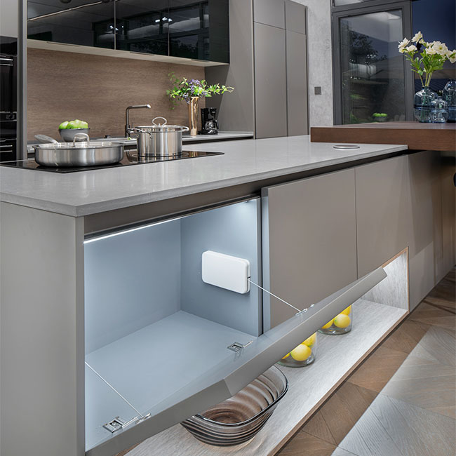 Kabinet Dapur Lacquer Matt Grey Moden dengan Pintu Pengatup Kaca dan Kabinet Pulau Masak / Reka Bentuk Kabinet Dapur Mewah Kabinet Dapur Pengatup Bergulir Kabinet Dapur Jenis Vintaj