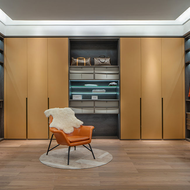 Modern&iacute; oranžov&aacute; šatn&iacute; skř&iacute;ň Hermes s dv&iacute;řky skř&iacute;ně potažen&yacute;mi imitac&iacute; kůže/na m&iacute;ru Modern&iacute; vysoce kvalitn&iacute; kožen&yacute; panel s dveřmi Skř&iacute;ň Ložnice