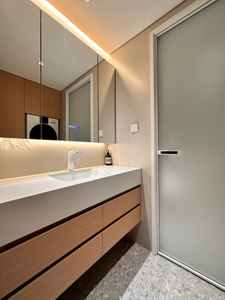 Laaghout badkamer nietigheid met spieëlkas